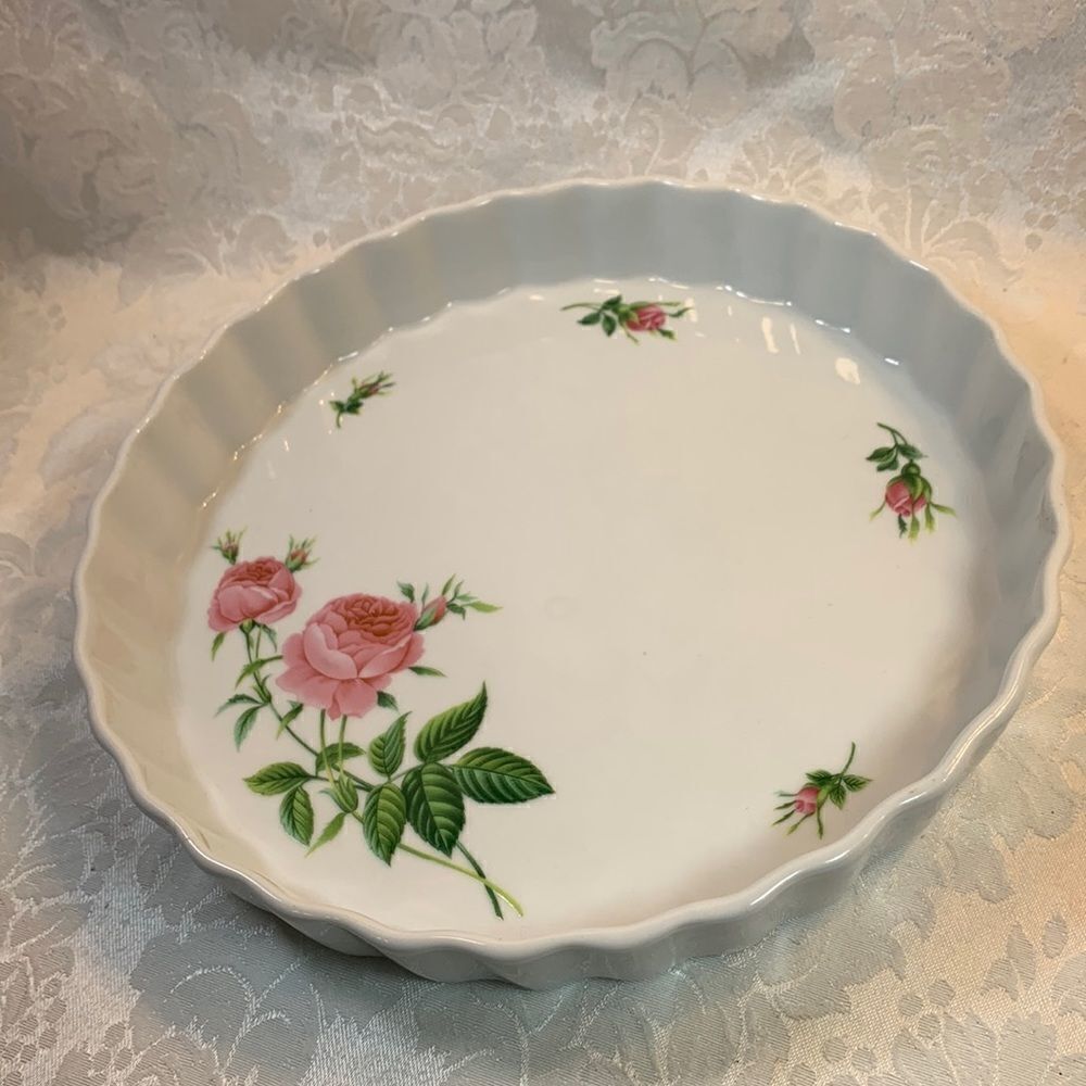 Christineholm Pink Rose White Pie Plate 9 1/2 In Porcelain Enamel Scalloped Edge